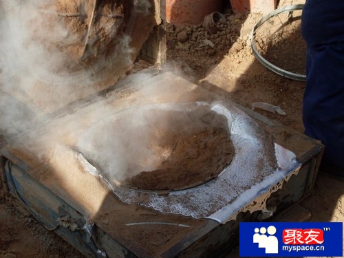 32等一分钟后，把模具打开，取出锅，倒掉里面的沙.jpg
